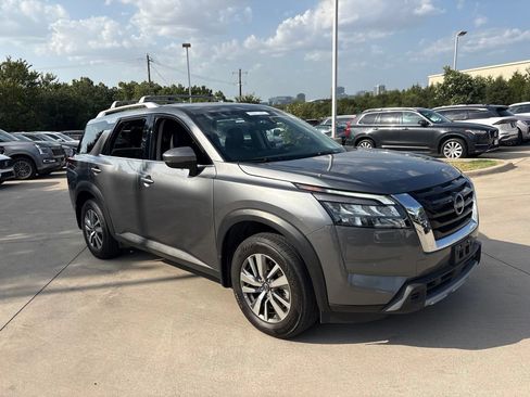 Used 2025 Nissan Pathfinder SL FWD image 3
