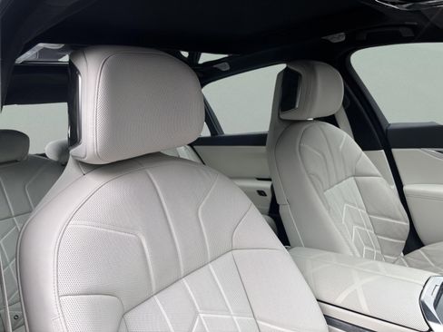 Certified 2024 BMW i7 xDrive60 image 22