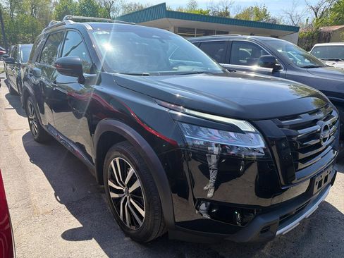 Used 2023 Nissan Pathfinder Platinum AWD/4WD image 3