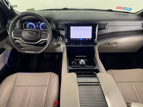 Used 2025 Jeep Wagoneer 4WD image 11