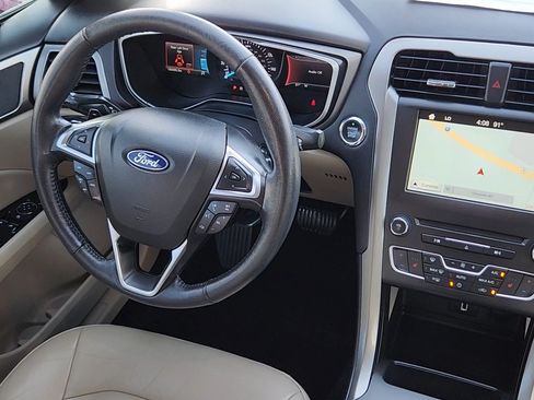 Used 2018 Ford Fusion SE w/ Fusion SE Technology Package FWD image 5