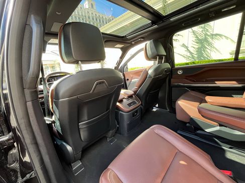 Used 2025 Lincoln Navigator Reserve image 34