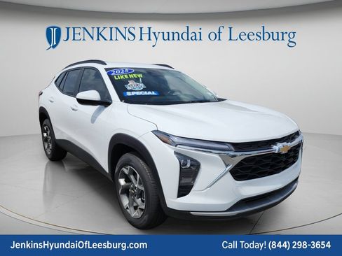 Used 2025 Chevrolet Trax LT w/ Driver Confidence Package FWD image 1