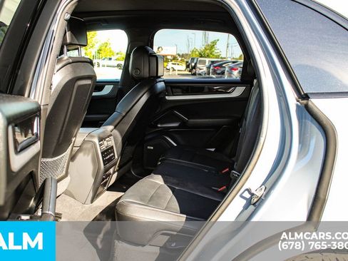 Used 2024 Porsche Cayenne AWD/4WD image 17
