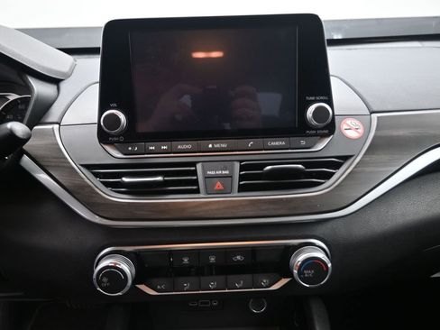 Used 2024 Nissan Altima 2.5 SV image 9