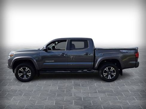 Used 2019 Toyota Tacoma TRD Sport w/ Technology Package image 4