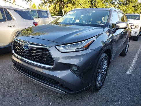 Used 2022 Toyota Highlander Platinum FWD image 2