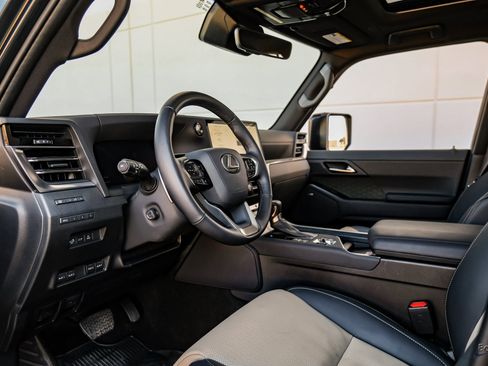 Used 2025 Lexus GX 550 image 31