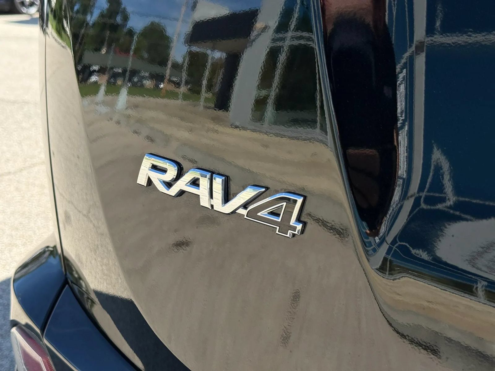 Used 2018 Toyota RAV4 XLE w/ Plus Extra Value Package FWD image 38