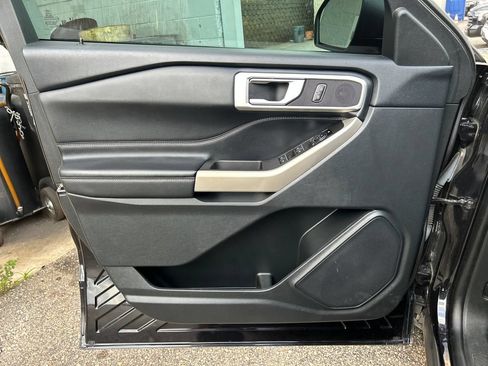Used 2023 Ford Explorer XLT RWD image 9