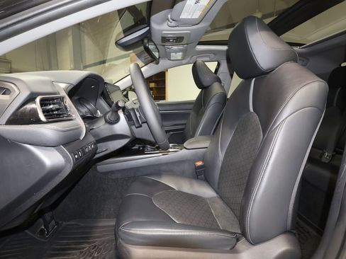 Used 2021 Toyota Camry XSE image 14