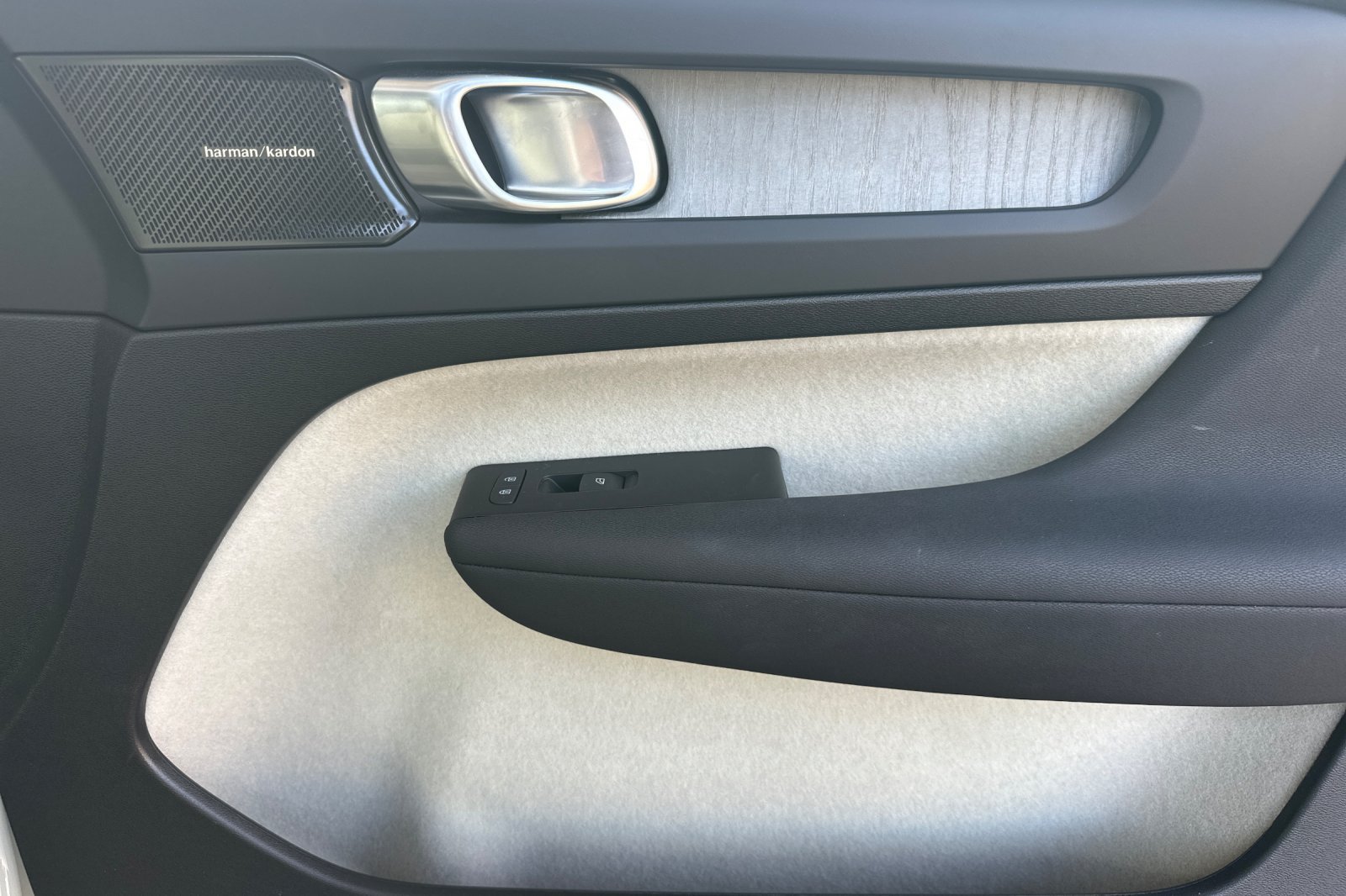 Certified 2025 Volvo XC40 B5 Plus AWD/4WD image 20
