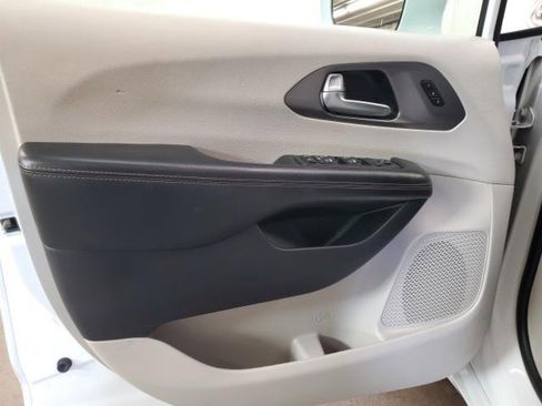 Used 2020 Chrysler Pacifica Touring-L Plus image 14