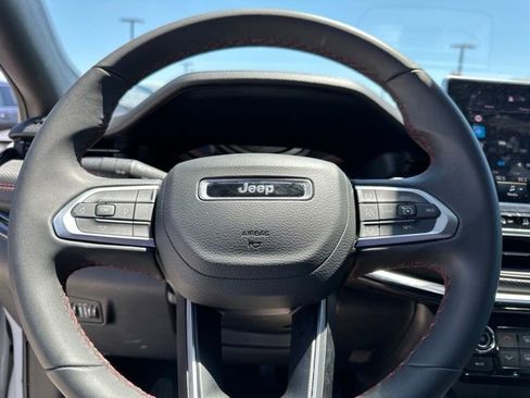 Used 2025 Jeep Compass Trailhawk AWD/4WD image 8