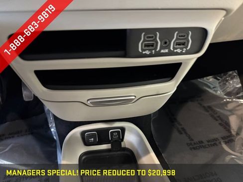 Used 2021 Chrysler Pacifica Touring-L FWD image 17