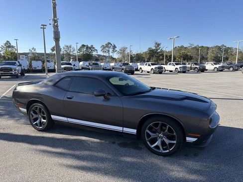 Used 2017 Dodge Challenger SXT image 1