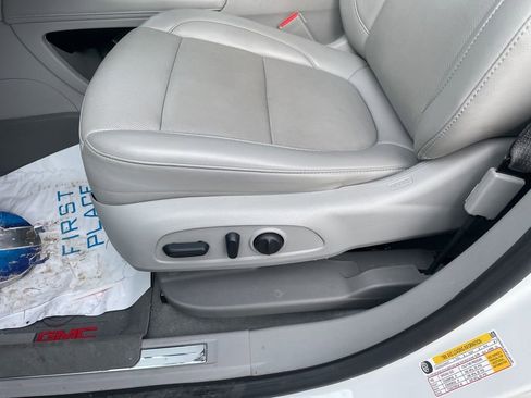 Used 2023 GMC Acadia SLT w/ Technology Package image 17