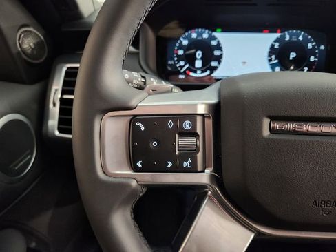 Used 2025 Land Rover Discovery S image 26