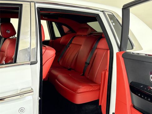 Used 2018 Rolls-Royce Phantom Sedan image 26