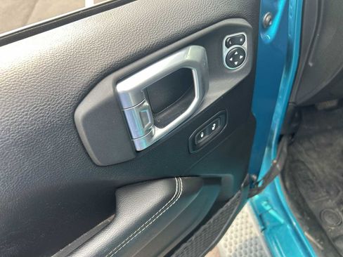 Used 2019 Jeep Wrangler Unlimited Sahara AWD/4WD image 15