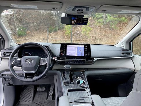 Used 2021 Toyota Sienna Limited image 19