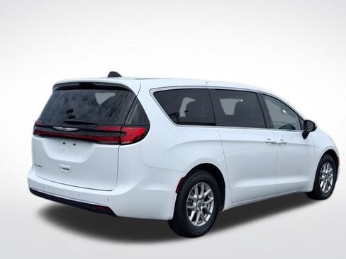 Certified 2023 Chrysler Pacifica Touring-L FWD image 6