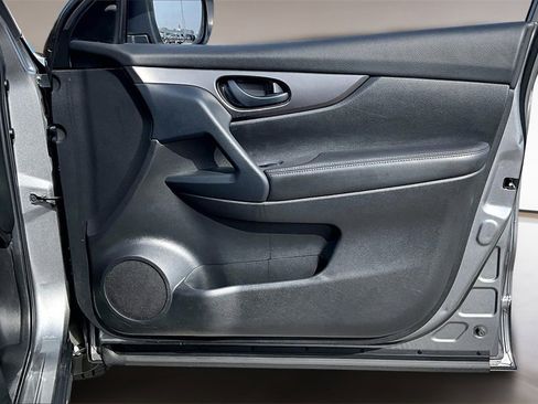 Used 2021 Nissan Rogue Sport S image 18