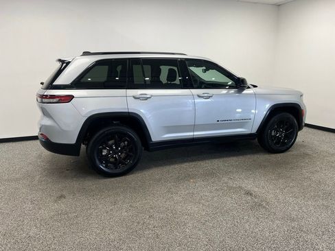 Used 2024 Jeep Grand Cherokee Altitude image 21