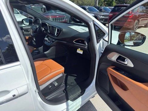 New 2026 Chrysler Pacifica Pinnacle w/ Trailer Tow Group FWD image 33