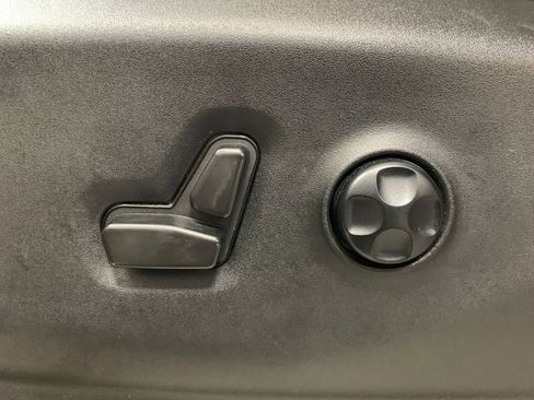 Used 2021 Chrysler Voyager LX image 5