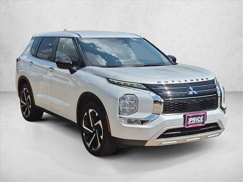 Used 2024 Mitsubishi Outlander SE FWD image 3