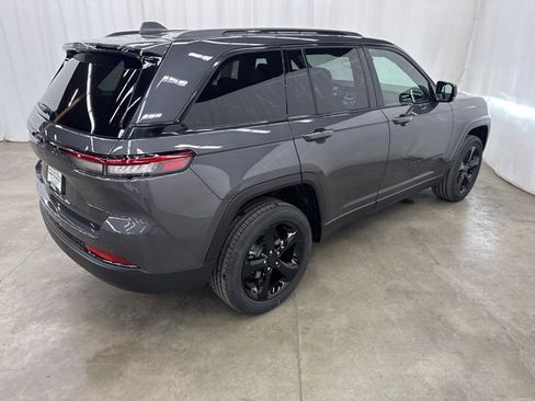 Used 2025 Jeep Grand Cherokee Altitude image 24