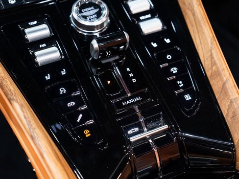 Used 2024 Aston Martin DB12 Convertible image 34