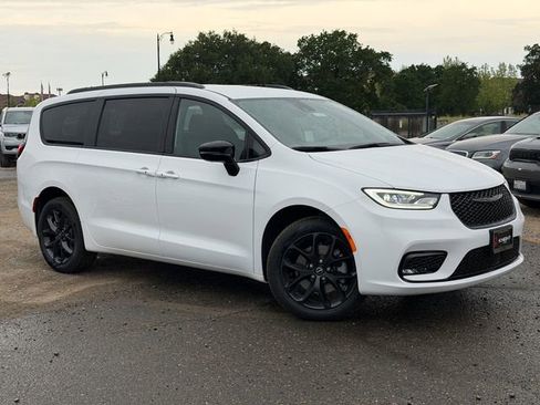 New 2026 Chrysler Pacifica Select image 2