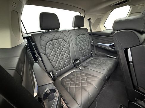 Used 2024 BMW X7 xDrive40i w/ Premium Package image 25