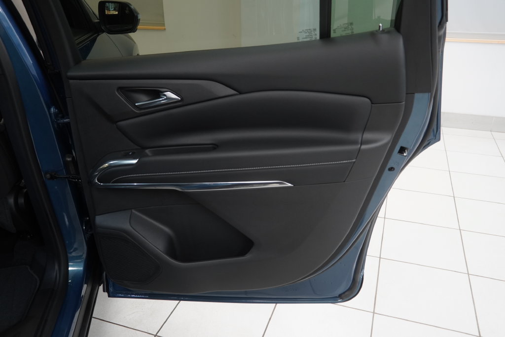 Used 2026 Chevrolet Traverse LT w/ Driver Confidence Package FWD image 25