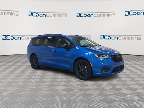 New 2026 Chrysler Pacifica Limited w/ S Appearance Package FWD image 2
