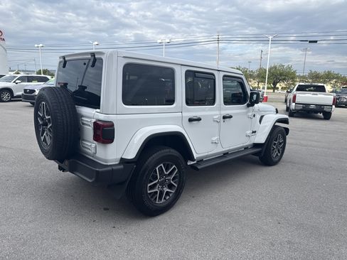 Used 2025 Jeep Wrangler Unlimited Sahara AWD/4WD image 3
