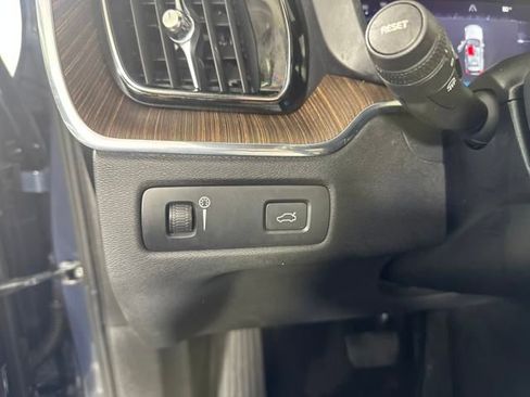 Used 2022 Volvo XC60 B5 Momentum image 18