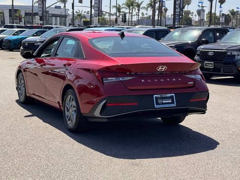 Used 2024 Hyundai Elantra Blue FWD image 10