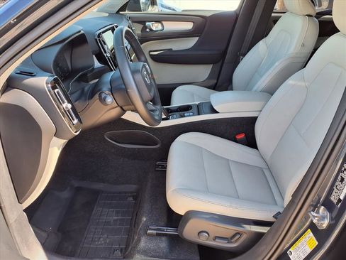 Used 2021 Volvo XC40 T4 Momentum w/ Protection Package Premier image 20