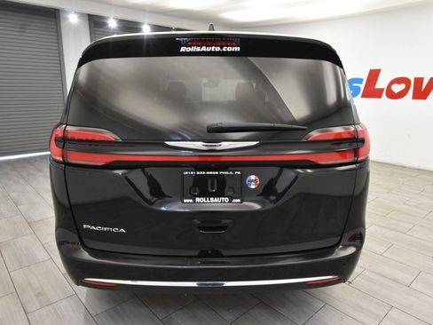 Used 2024 Chrysler Pacifica Touring-L FWD image 4