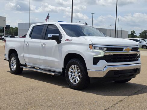 Used 2024 Chevrolet Silverado 1500 LT AWD/4WD image 3