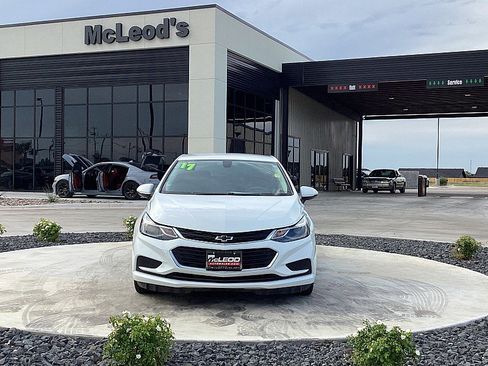 Used 2017 Chevrolet Cruze LT w/ Convenience Package image 2
