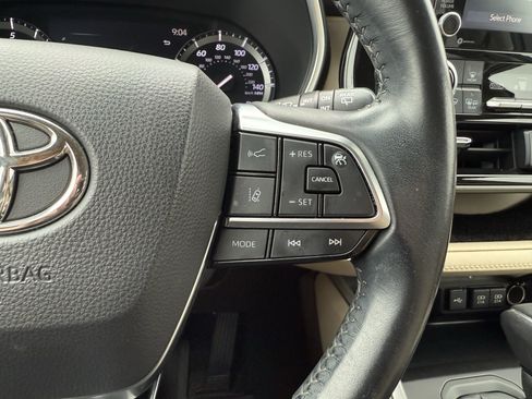 Used 2021 Toyota Highlander XLE FWD image 18