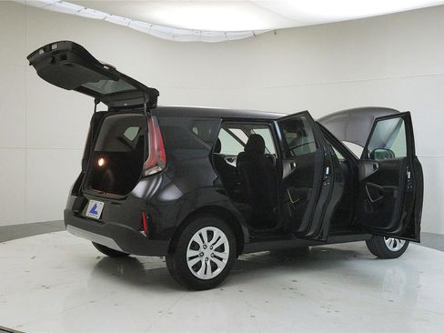 Used 2023 Kia Soul LX image 13