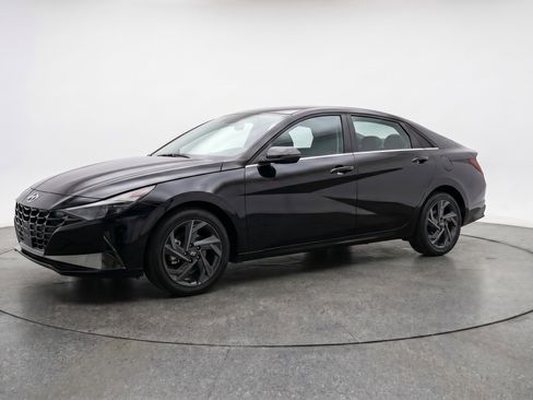Used 2025 Hyundai Elantra SEL FWD image 3