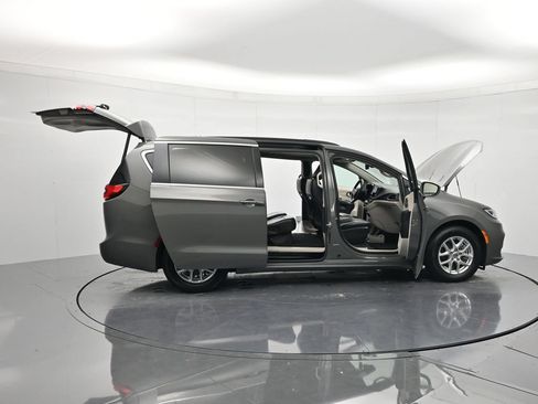 Used 2022 Chrysler Pacifica Touring-L FWD image 47