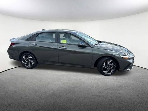 Used 2025 Hyundai Elantra Sport image 14
