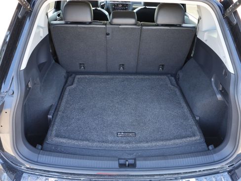 Used 2022 Volkswagen Tiguan SE w/ Panoramic Sunroof Package AWD/4WD image 15